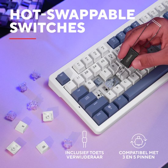 Hand verwijdert een hot-swappable switch uit een wit toetsenbord. Inclusief toetsenverwijderaar.
