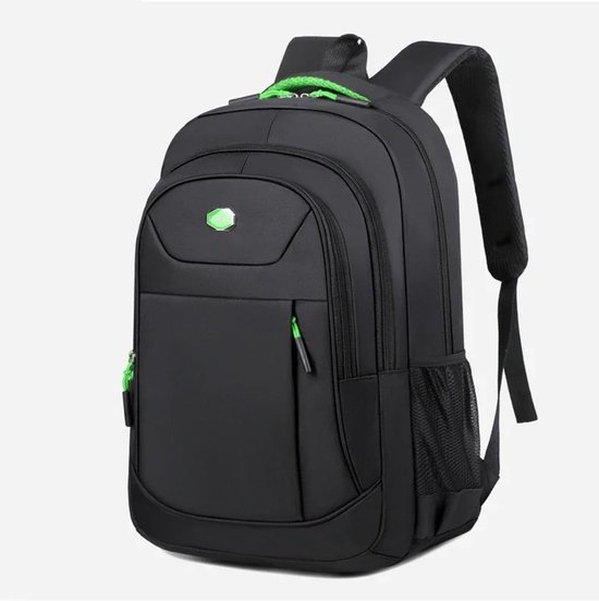 Zwarte rugzak met groene accenten op de ritsen en het logo, en een mesh zijvak.