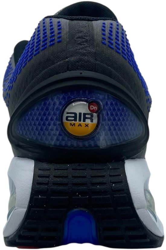 Achterkant van zwarte sneaker met blauw mesh, 'Air Max' logo en gestructureerde zool.