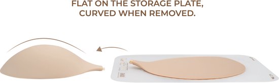 Twee beige plakbeha's, één gekromd en één plat op een witte verpakking.