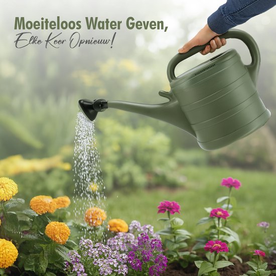 Hand met spijkerbroek houdt een grijze gieter vast en geeft water aan bloemen in een tuin.