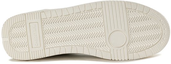 Onderkant van een witte PME Legend sneaker met PME Legend logo op de zool.