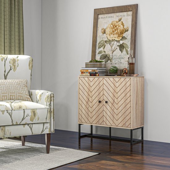 Een houten dressoir met visgraatpatroon op de deuren, naast een fauteuil met bloemenprint en een wanddecoratie met bloemen.