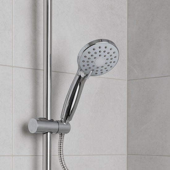 Zilverkleurige handdouche met verstelbare stang, op een lichtgrijze betegelde achtergrond.