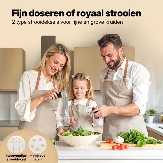Une famille avec une fille saupoudre des herbes sur une salade. Deux types de couvercles verseurs.