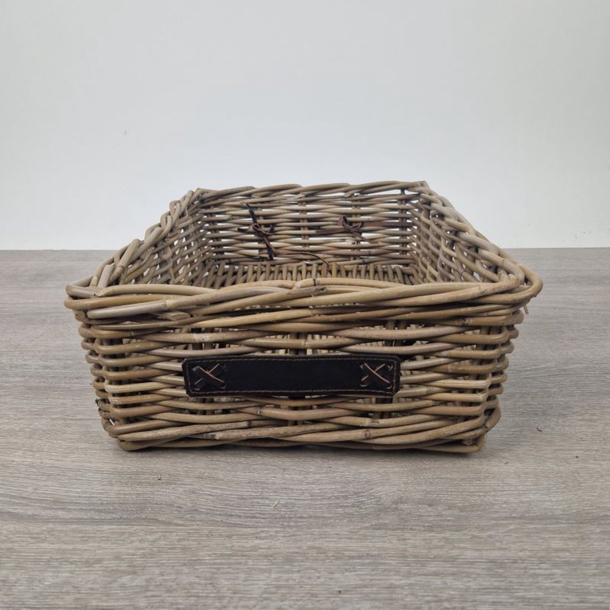 MigoStyling - Kastmand - Opbergmand - Riet - Rotan - Leren riem - L 45 x Br 35 x H 15 cm - Sfeervol