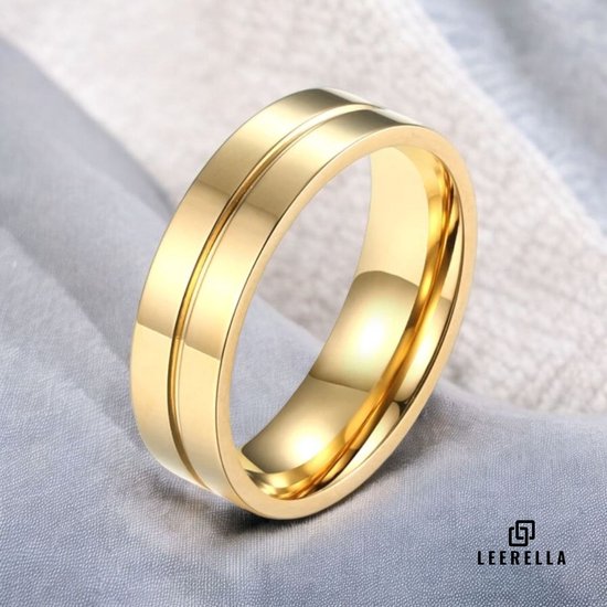 Gouden ring met een subtiel gegroefde band.