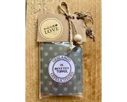 Thee cadeau met de tekst 'Geslaagd je bent een topper!', met sleutelhanger en bedeltje, 4 verschillende theezakjes, geslaagd kadootje, theekado, school examen, rij examen, geschenkpakket, relatiegeschenk, kadopakket