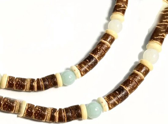 Detailopname van een ketting met bruine houten kralen en lichte blauwe en witte accentkralen.