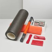 Set van Mambo Max fitnessaccessoires: foam rollers, massage roller, weerstandsbanden, enkelgewichten.