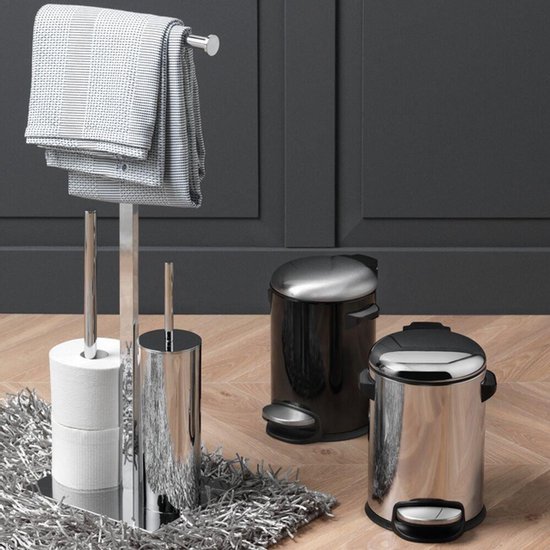 Zilverkleurige toiletborstelhouder met toiletrol en reserve toiletrollen, met handdoekenrekje erboven. Naast de toiletborstel staan twee vuilnisbakken.