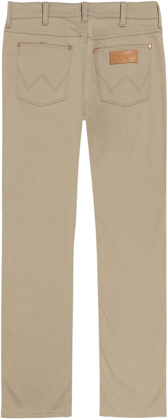 Beige Wrangler spijkerbroek, achterkant met twee zakken en bruine logo patch.