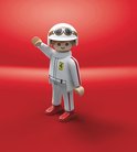 Playmobil racepiloot in wit pak met rode strepen en helm, op rode achtergrond.