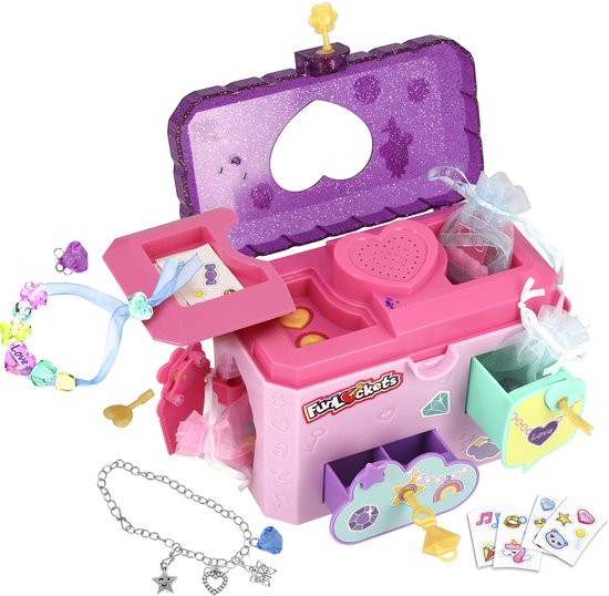 Roze glitter sieradendoos geopend. Sieraden, bedels en sleutels liggen erin. Een meisje luistert naar een boodschap.
