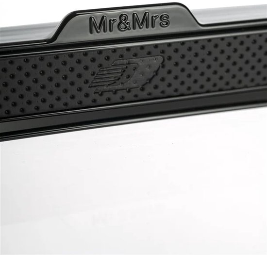Close-up van een zwarte auto-interieurparfumhouder met 'Mr & Mrs'-logo en een gestileerd logo.