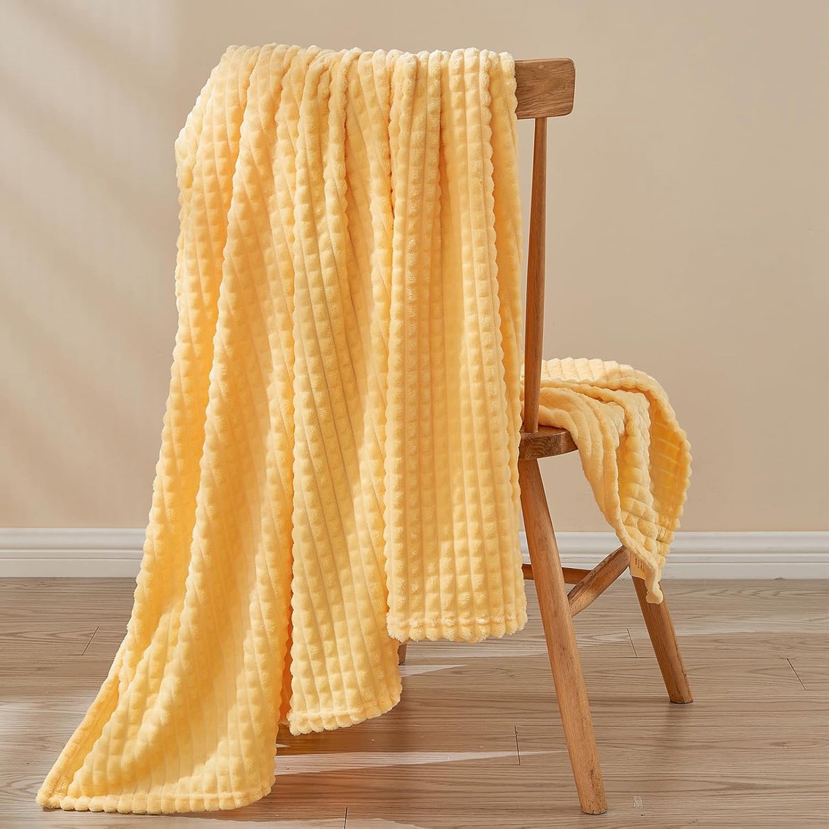 Famanu - Zachte en Pluizige Fleece Deken - Warme en Gezellige Sprei voor Bank en Bed (130 x 150 cm)