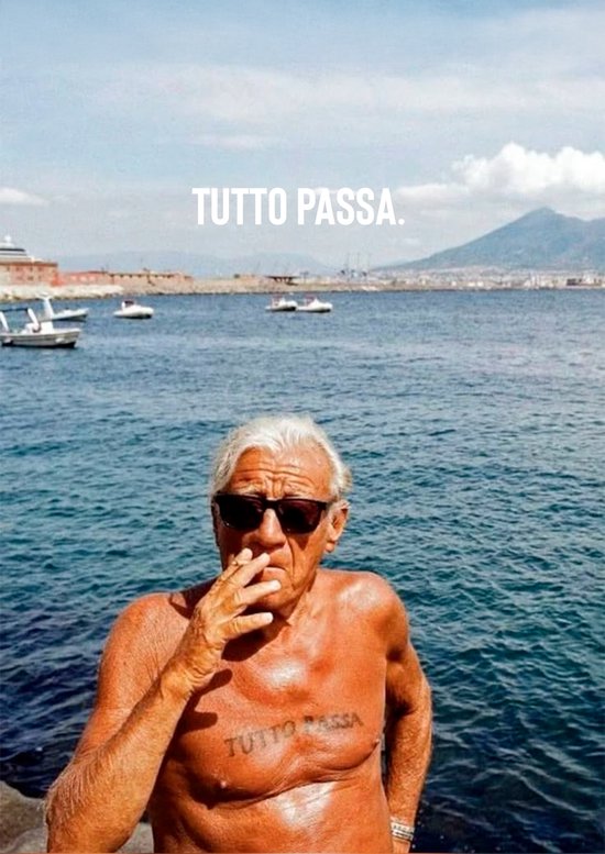 Man met zonnebril rookt een sigaret bij de zee, met de tekst "TUTTO PASSA." boven de kustlijn.
