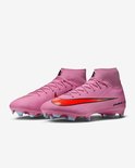 Roze middenhoge voetbalschoenen met oranje swoosh.