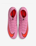 Roze voetbalschoenen met oranje swoosh en rode voering.