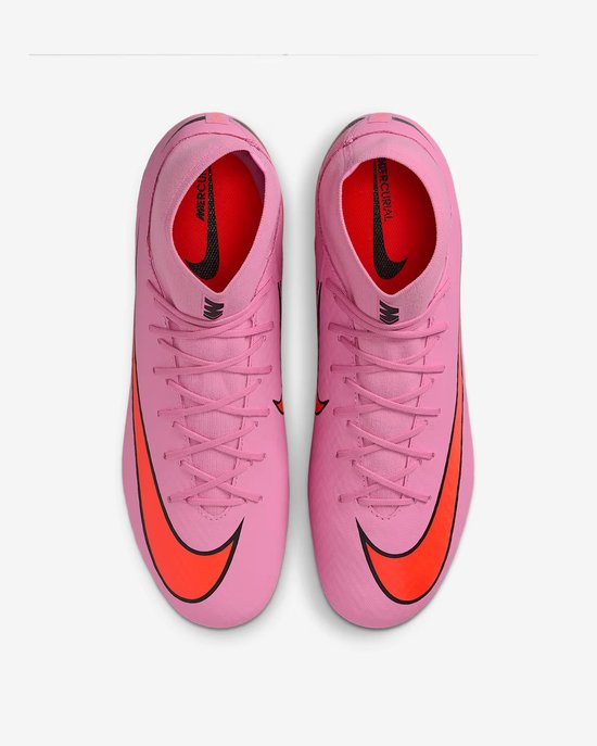 Roze voetbalschoenen met oranje swoosh en rode voering.