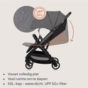 Grijze kinderwagen met XXL-kap, die volledig plat kan worden ingeklapt.