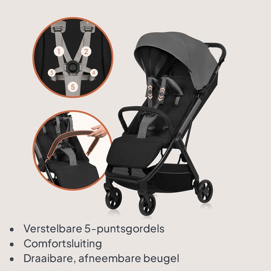 Grijze kinderwagen met verstelbare 5-puntsgordels en een afneembare beugel.