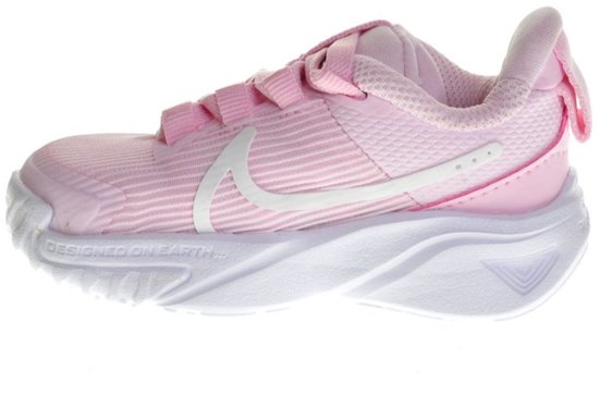 Roze Nike Star Runner sneaker met witte Nike swoosh en klittenbandsluiting.