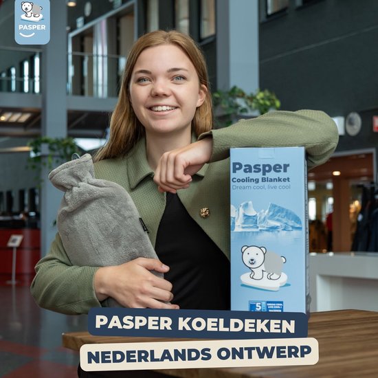 Jonge vrouw met een grijs koelkleed en een doos van Pasper koeldekens. "PASPER KOELDEKEN NEDERLANDS ONTWERP"
