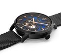Detail van een zwart Pierre Lannier horloge met blauwe en goudkleurige wijzerplaat en mesh band.