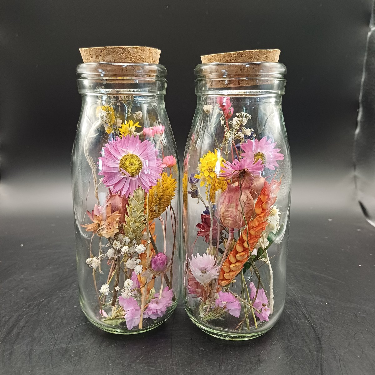 Fleurige droogbloemen in 2 flesjes met een kurk - pot met droogbloemen - vaas - droogbloemen - droogbloemen in fles - boeket - interieur - bloemen in glas - fleurig - cadeau - vaasje - bloemstuk | kleurig | vintage | woondecoratie | decoratie