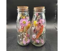 Fleurige droogbloemen in 2 flesjes met een kurk - pot met droogbloemen - vaas - droogbloemen - droogbloemen in fles - boeket - interieur - bloemen in glas - fleurig - cadeau - vaasje - bloemstuk | kleurig | vintage | woondecoratie | decoratie