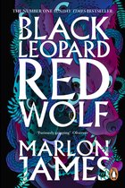 Boekomslag van 'Black Leopard Red Wolf' met een gedetailleerde illustratie van een rode wolf en een zwarte panter, omringd door tropische planten en een slang. Titel: 'Black Leopard Red Wolf' door Marlon James.
