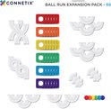 Inhoud van het Connetix Ball Run Expansion Pack: regenboogkleurige tegels en witte buisvormen.
