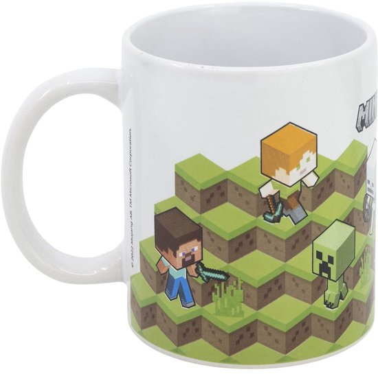 Witte mok met Minecraft-personages zoals Steve, Alex, een creeper en een skelet op een groene, blokkerige ondergrond.