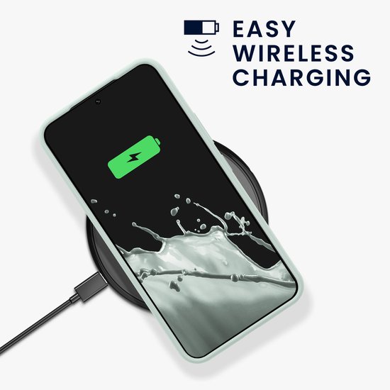 Telefoon met lichtgroen hoesje laadt draadloos op. Beeld toont "Easy Wireless Charging" en een batterijsymbool.
