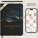 Een A5 zwart dagboek met gouden golven en letters 'SEA OF THOUGHTS DAGBOEK' naast een telefoon met een app.