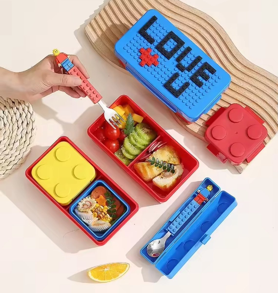Broodtrommel en bouwstenen speelgoed in 1 - lunch box en en bouwstenen speelgoed in 1 - met bestek - broodtrommel met bestek en bouwstenen speelgoed - pauze lunch box - Combineer lunch en activiteit met deze lunch box - kinderen en volwassenen