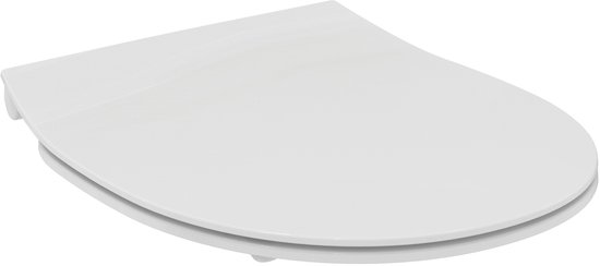 Gesloten witte wc-bril met een plat deksel en een lichte welving, op een witte achtergrond.