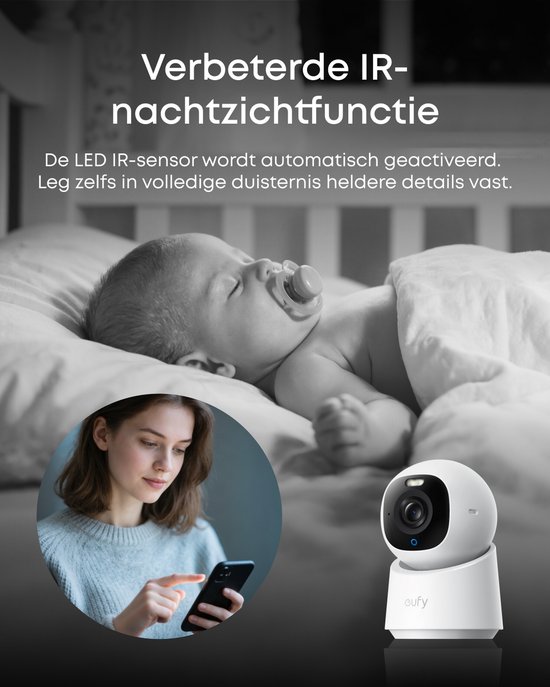 Baby slaapt. Vrouw gebruikt smartphone naast witte eufy beveiligingscamera.