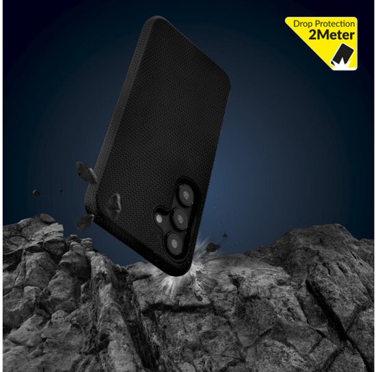 Coque de téléphone noire tombe sur des rochers, avec indication 'Drop Protection 2 Meter'.