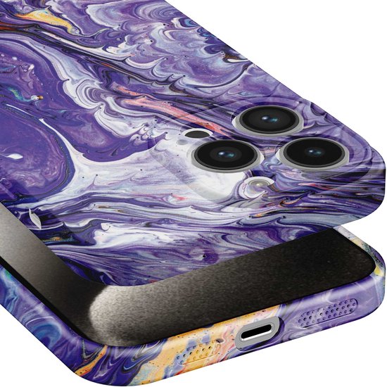 iPhone 15 Pro Max hoesje met paars, wit en gouden marmerprint. Close-up van camera-uitsparing en zijkant.