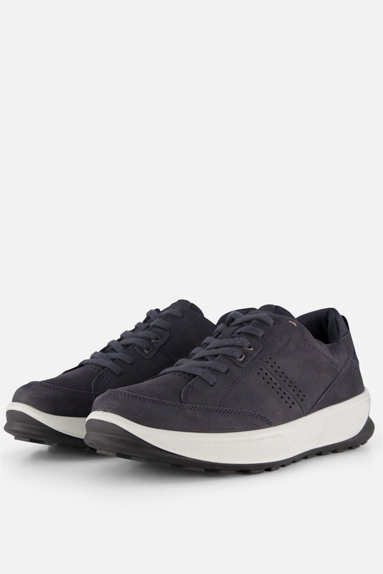 Blauwe ECCO nubuck sneakers met witte zool en veters.
