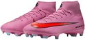 Roze Nike voetbalschoenen met rode Nike Swoosh en 'AIR ZOOM' opdruk.