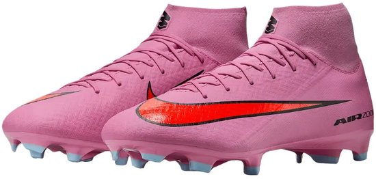 Roze Nike voetbalschoenen met rode Nike Swoosh en 'AIR ZOOM' opdruk.