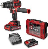 Een rode en zwarte accuschroefmachine, een koffer met 70-delige set, een lader en twee accu's.