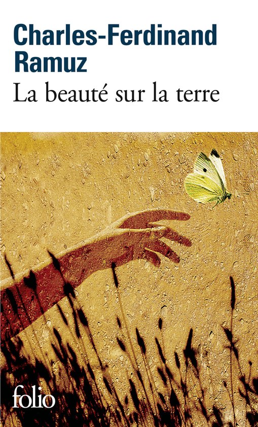 Boekomslag: 'La beauté sur la terre' van Charles-Ferdinand Ramuz met een hand die een vlinder bereikt op een zandgrond.