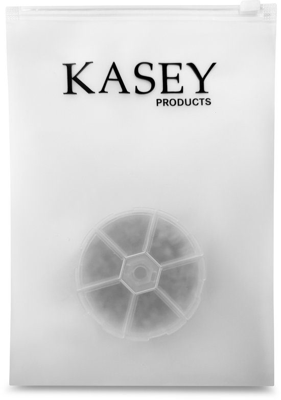 Witte plastic zak met rits en 'KASEY PRODUCTS' logo, met een kleine, ronde, doorzichtige plastic doos met 6 vakken erin.