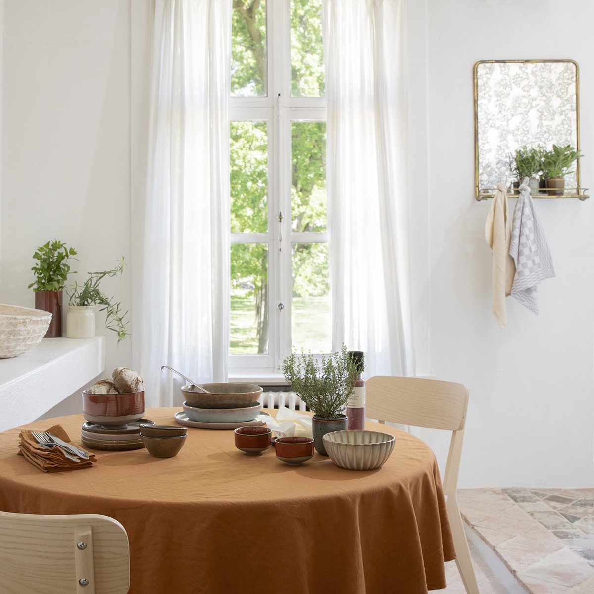WOW tafellaken rond 180 cm – essence henna – 65% katoen, 35% linnen – terracotta tafelkleed