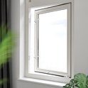 Wit kunststof raam, gedeeltelijk geopend naar buiten met twee witte raamsluitingen zichtbaar.