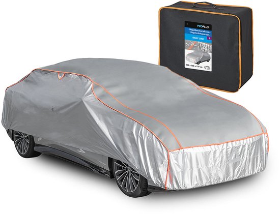 Bâche de voiture argentée avec des accents orange, sur une voiture. Sac de rangement en arrière-plan.
